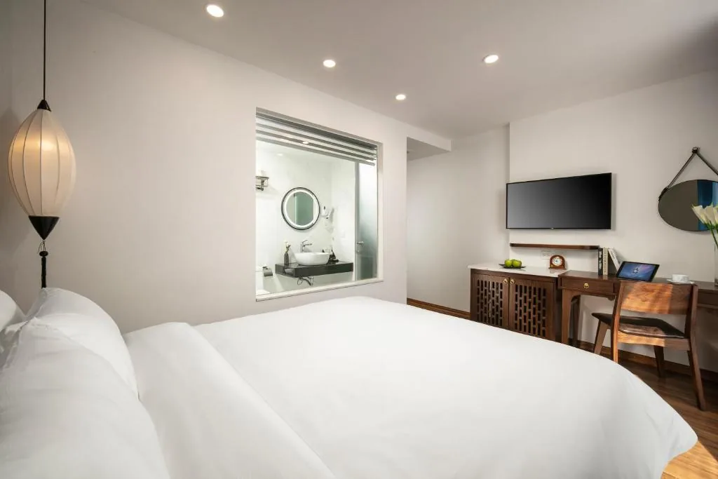Deluxe Double or Twin Room with Balcony — Hanoi Exclusive Hotel